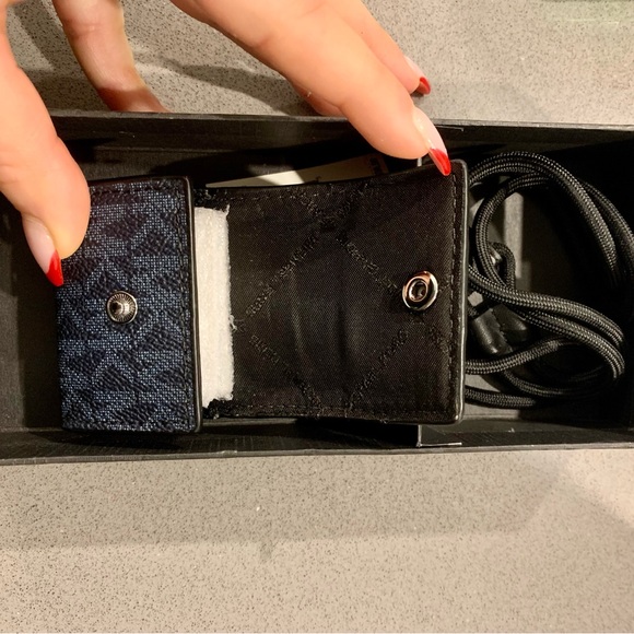 MICHAEL MICHAEL KORS
Hudson Logo Lanyard Case for Apple AirPods Pro® - Picture 4 of 8